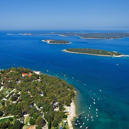 Wohnung In Pula Mit Privatem Parkplatz Stinjan Bagian luar foto