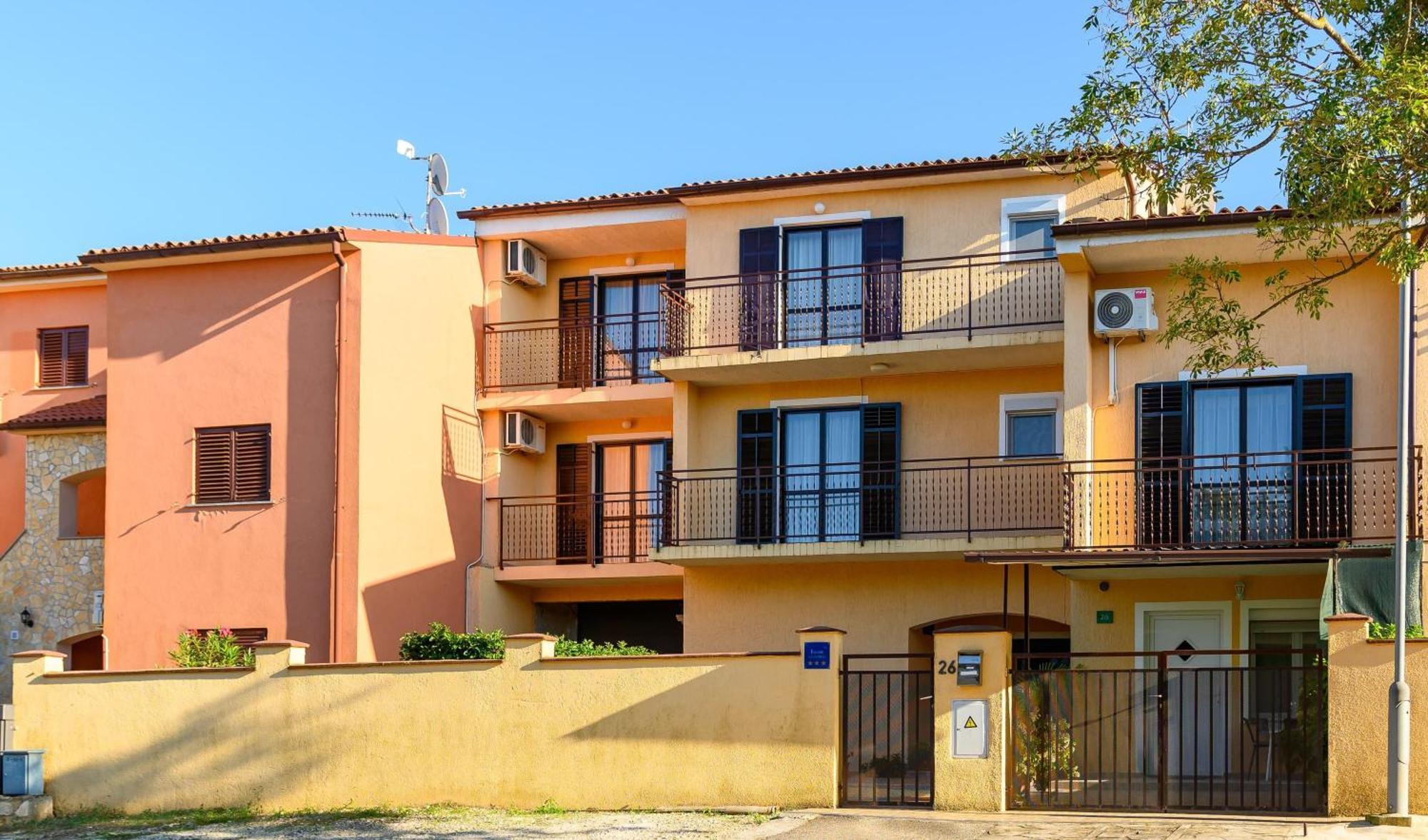 Wohnung In Pula Mit Privatem Parkplatz Stinjan Bagian luar foto