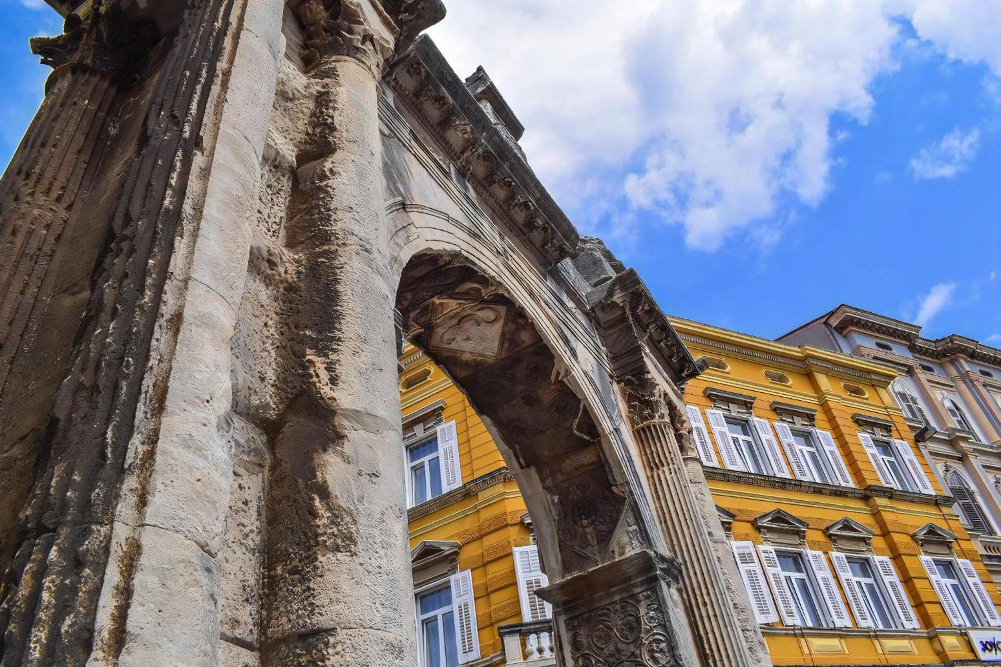 Wohnung In Pula Mit Privatem Parkplatz Stinjan Bagian luar foto